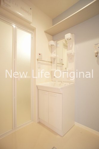 洗面設備　シャワー付き洗面台で忙しい朝でも楽に身支度が出来ます。