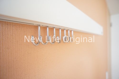 その他　レールフック付きで帽子や小物など壁掛けが可能です。