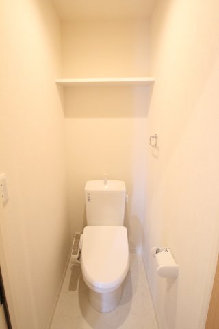 トイレ　温水洗浄便座です