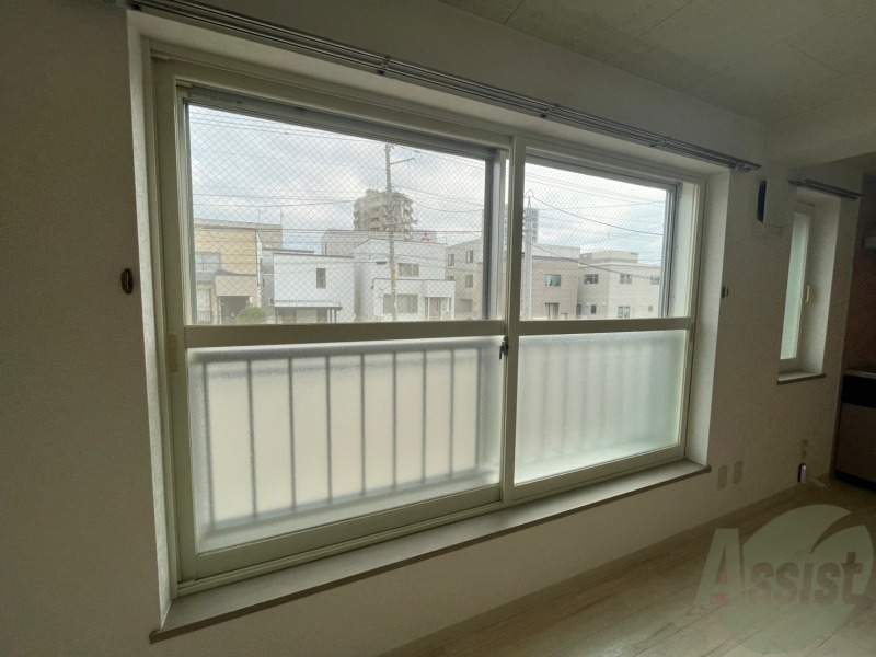 バルコニー　大きな窓がありますので風通しが良さそう。