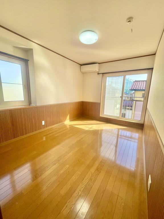 居室・リビング　出窓がついてるので日当たり良いです♪