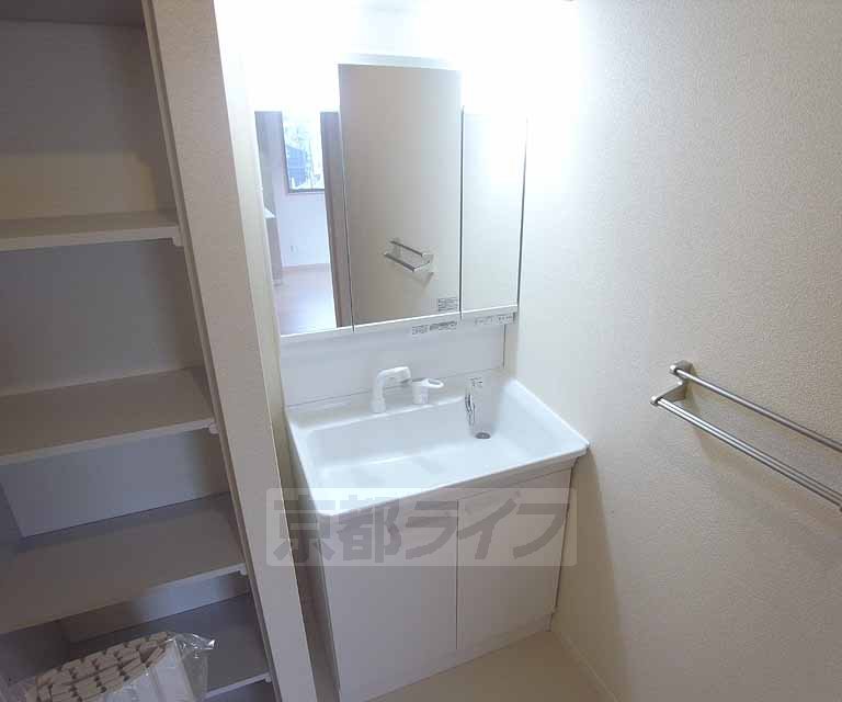 洗面設備　ワイドサイズで使いやすいですよ