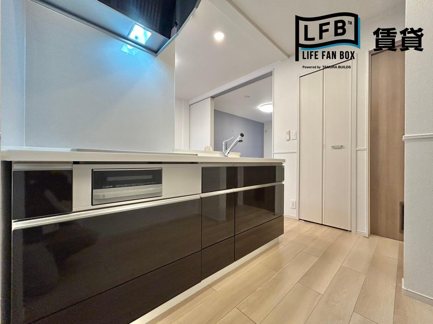 キッチン　※反転間取り別部屋の室内写真です。