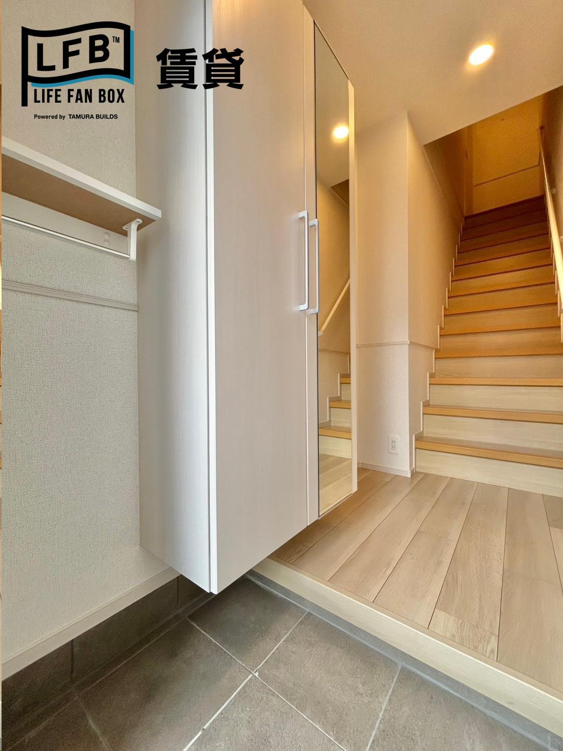 玄関　※反転間取り別部屋の室内写真です。