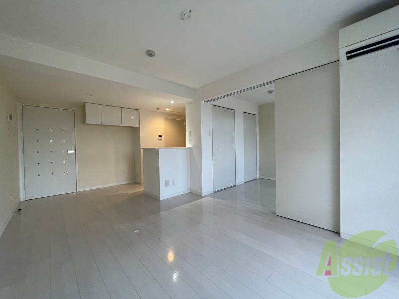 居室・リビング　リビングです。白を基調としていてお部屋全体が明るいですね！