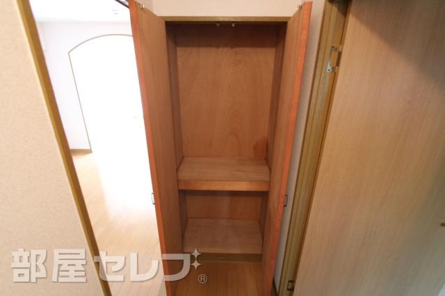 収納　廊下の突き当りにも収納スペースがあります。