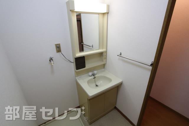 洗面設備　毎朝欠かせない洗面所です。