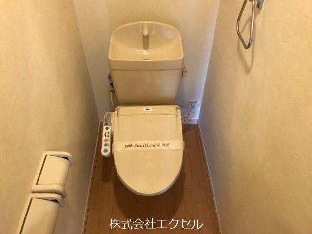 トイレ　ウォシュレット機能付きです。
