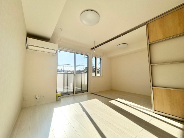 居室・リビング　同一建物内２０２号室内装写真転載