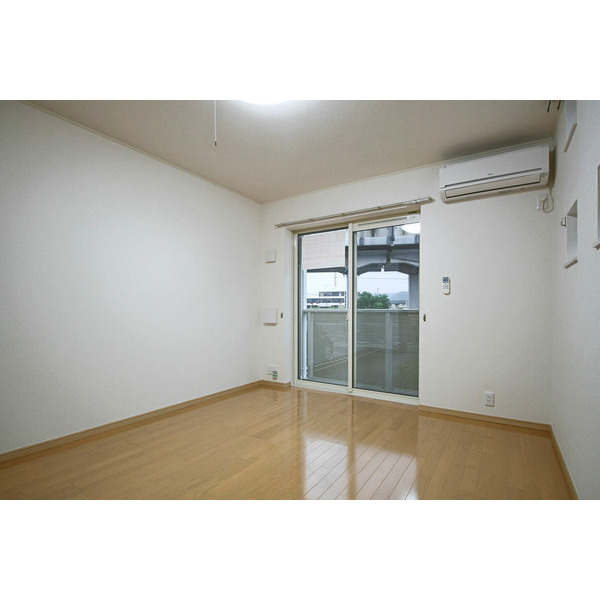 居室・リビング　同じ建物の別のお部屋