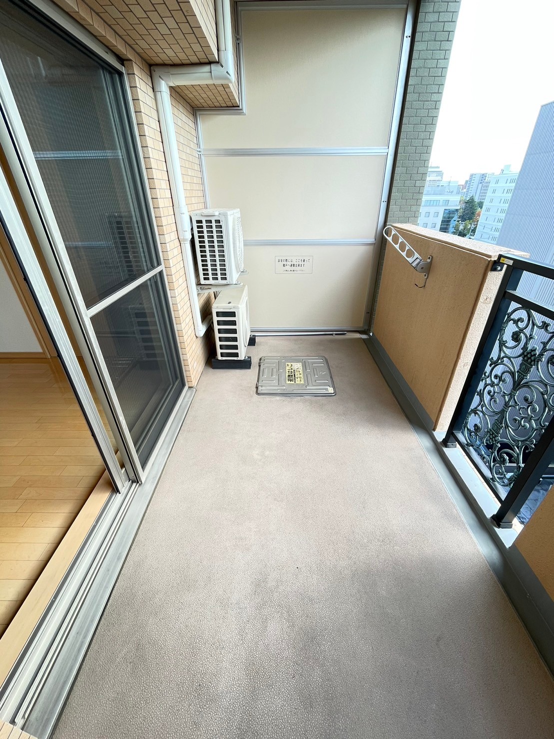 バルコニー　南向きで明るいバルコニーです。