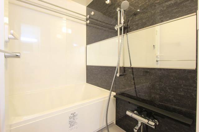 バス・シャワールーム　カラーパネルと大きな鏡が特徴的なお風呂