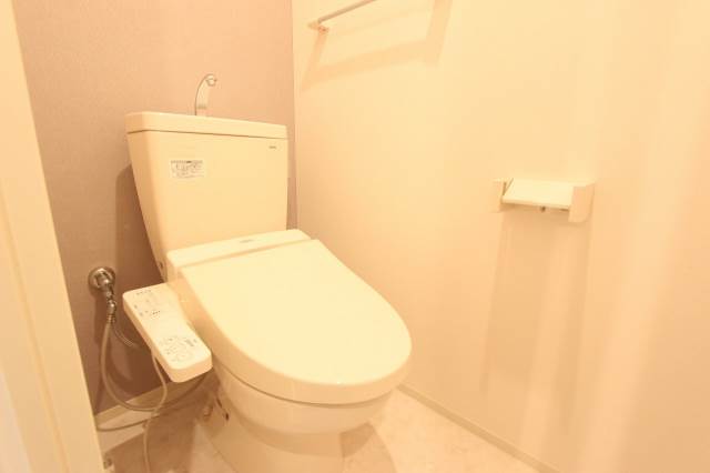 トイレ　個室トイレにはウォシュレットもついてます