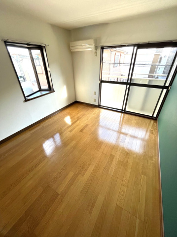 居室・リビング　※他号室の写真です。