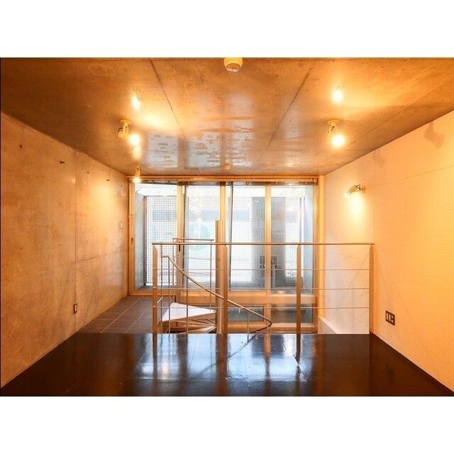 居室・リビング　洋１7.4 　壁面棚・スポットライトあります♪