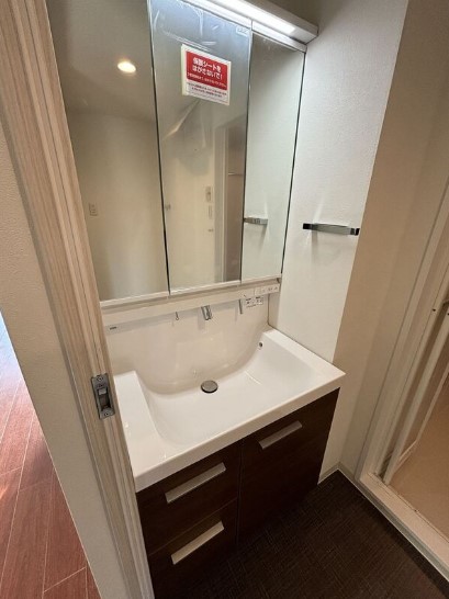洗面設備　内装は別部屋の参考写真です。
