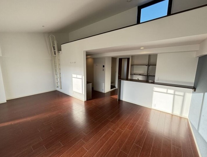 居室・リビング　内装は別部屋の参考写真です。