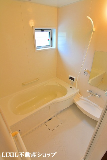 バス・シャワールーム　追い焚き機能付・小窓がある広めの浴室です。