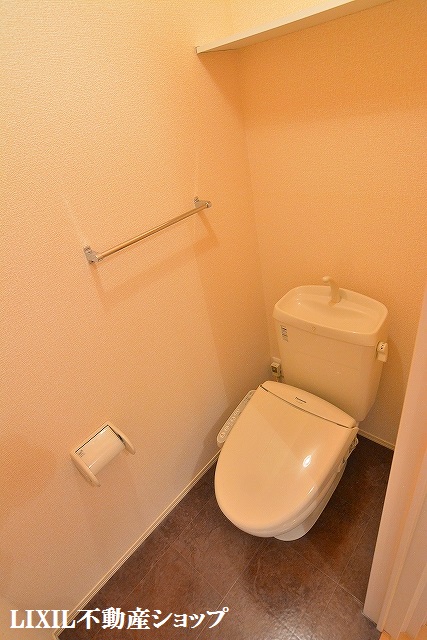 トイレ　上部に収納棚がある温水洗浄暖房便座付のトイレです。