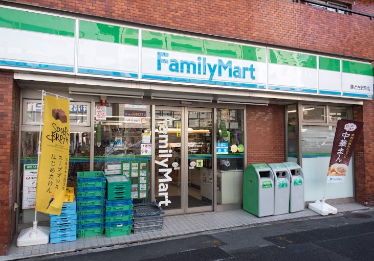 コンビニ　ファミリーマート勝どき駅前店（コンビニ）まで125m