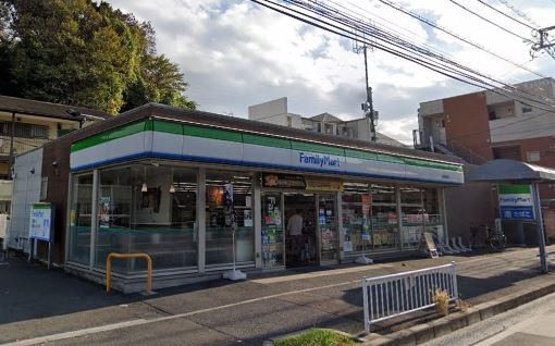 コンビニ　ファミリーマート（コンビニ）まで524m