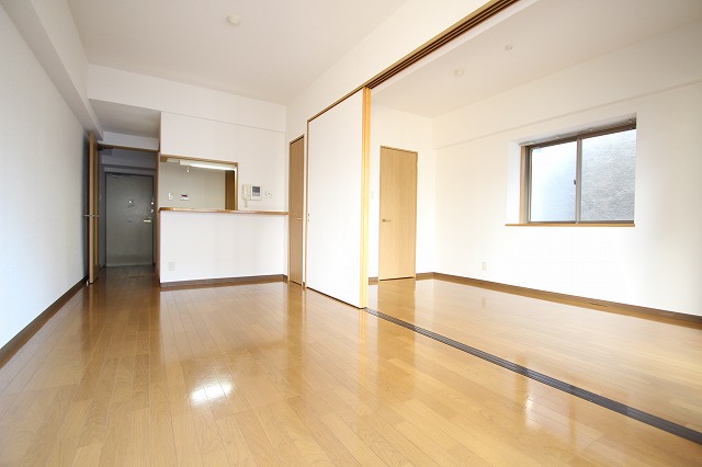 居室・リビング　同物件、別号室のものです。