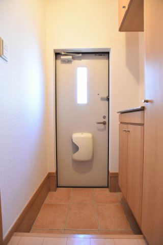 玄関　同物件、別号室の写真です。