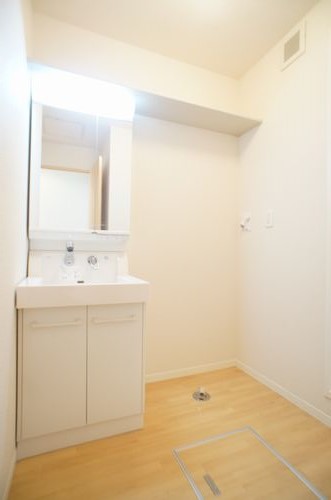 洗面設備　洗髪洗面化粧台を配した洗面脱衣所、上部に収納棚付♪