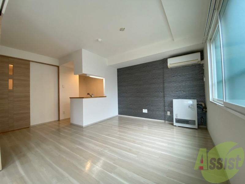 居室・リビング　フローリングや壁の色がお洒落な印象のリビングです。