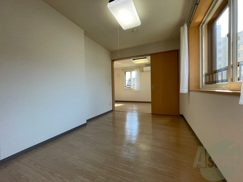 その他部屋・スペース　戸を閉めるとリビングと区切られた寝室にすることができますよ。