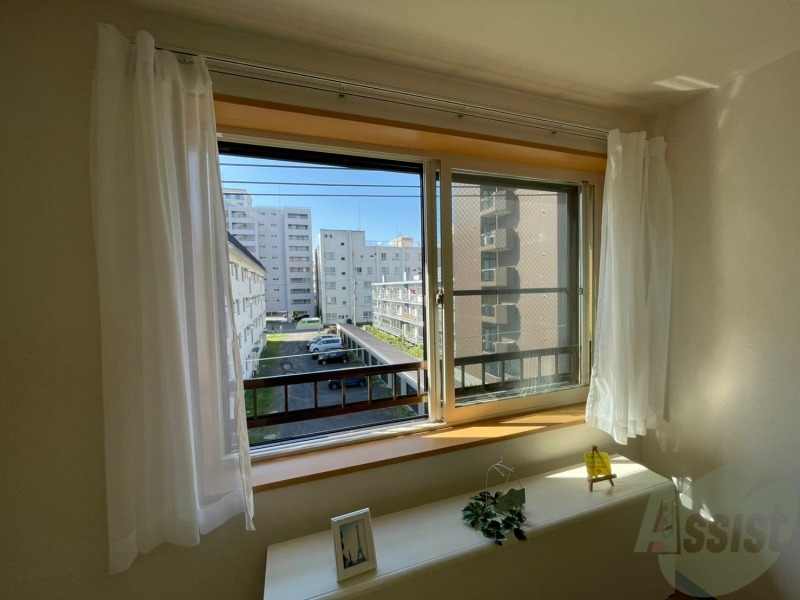 バルコニー　出窓になっているので小物を置いたりアレンジ出来ますよ。