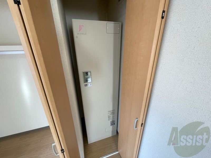 その他設備　こちらはオール電化特有の電気温水器になります。