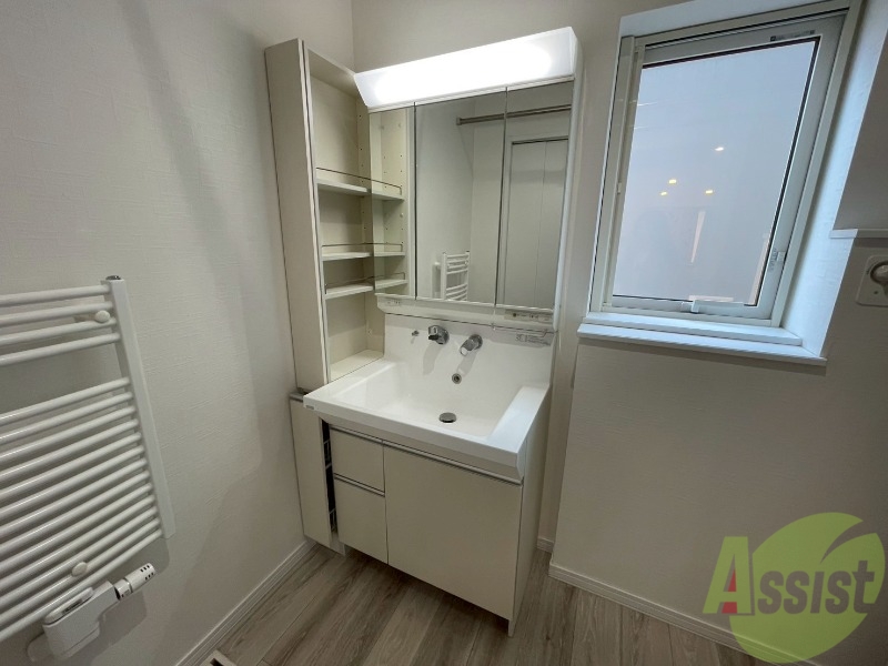 洗面設備　独立洗面台です。大きくてよいですね。シャンプーもできます！