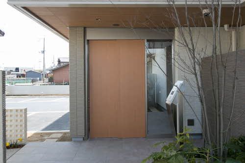 建物外観　安心なオートロックついています。