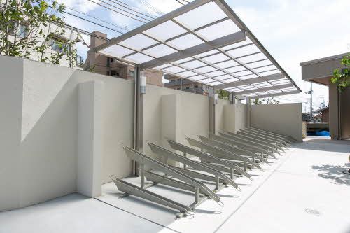 建物外観　駐輪場に屋根があるため安心して駐輪いただけます。