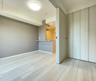 その他部屋・スペース　落ち着いた色調の寝室です