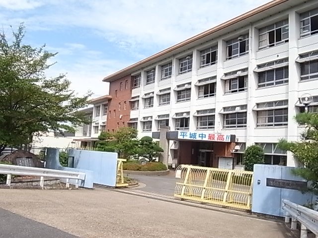 中学校　平城中学校（中学校）まで423m