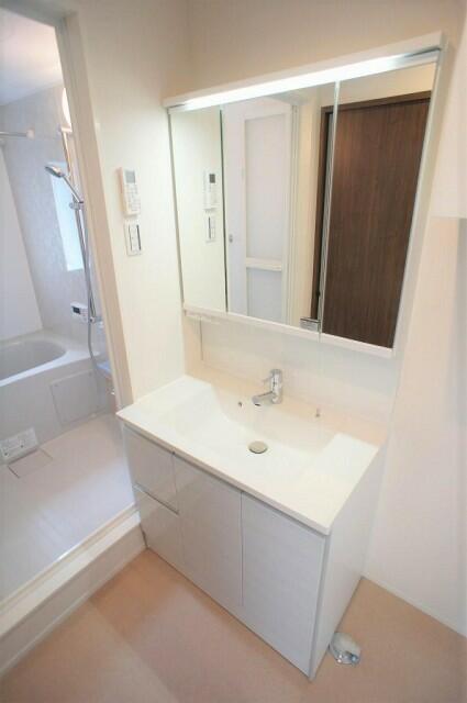 洗面設備　独立洗面台あり、毎朝おしゃれに忙しい女性の方におすすめです