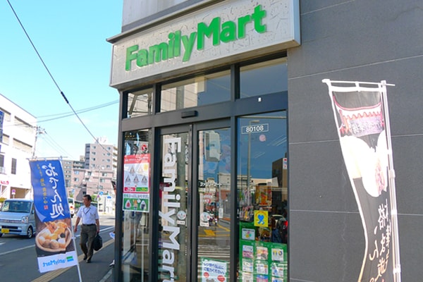 コンビニ　ファミリーマート月寒中央店（コンビニ）まで379m