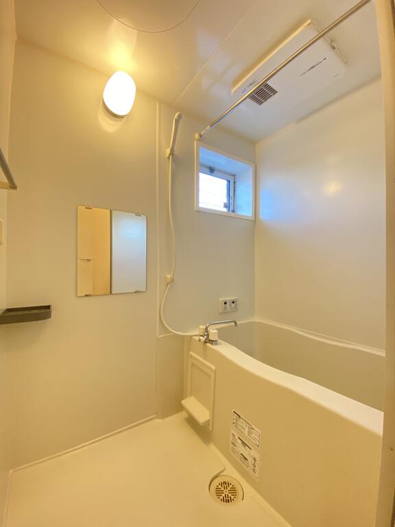 バス・シャワールーム　同間取り反転タイプ部屋参考画像です