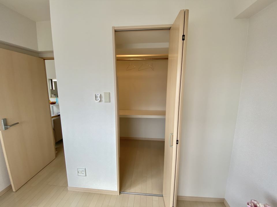 収納　棚付きのウォークインクローゼットです