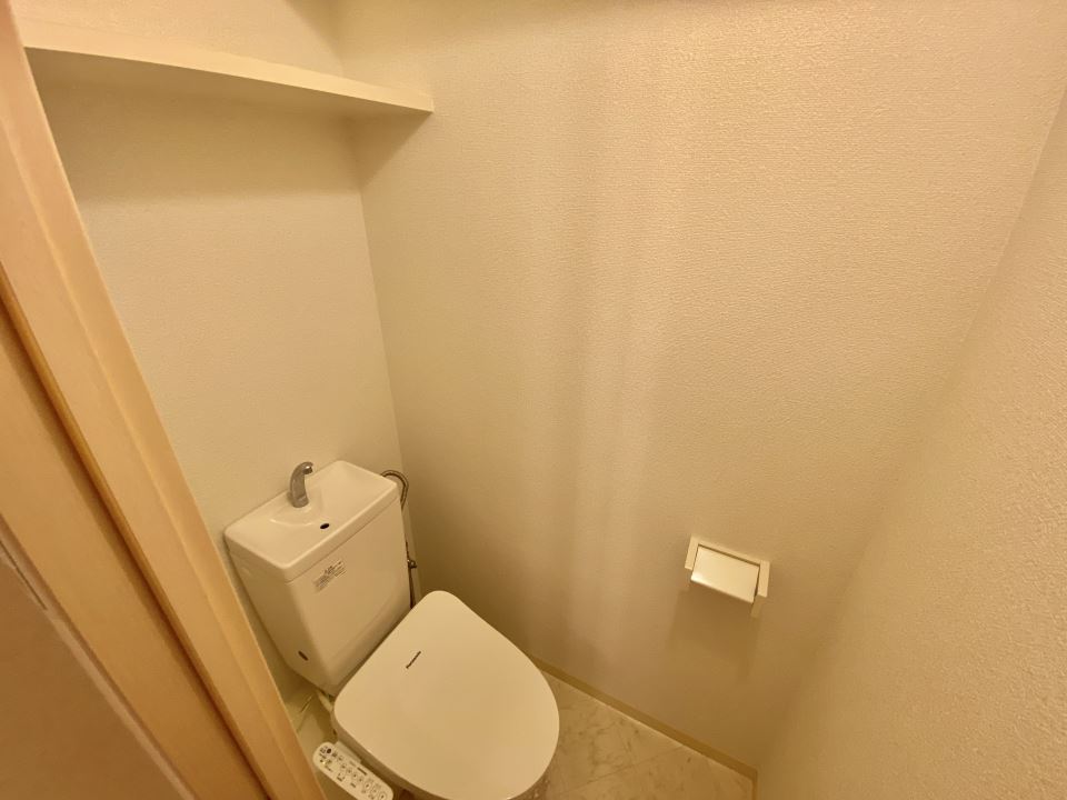 トイレ　温水洗浄便座　上の棚が便利です