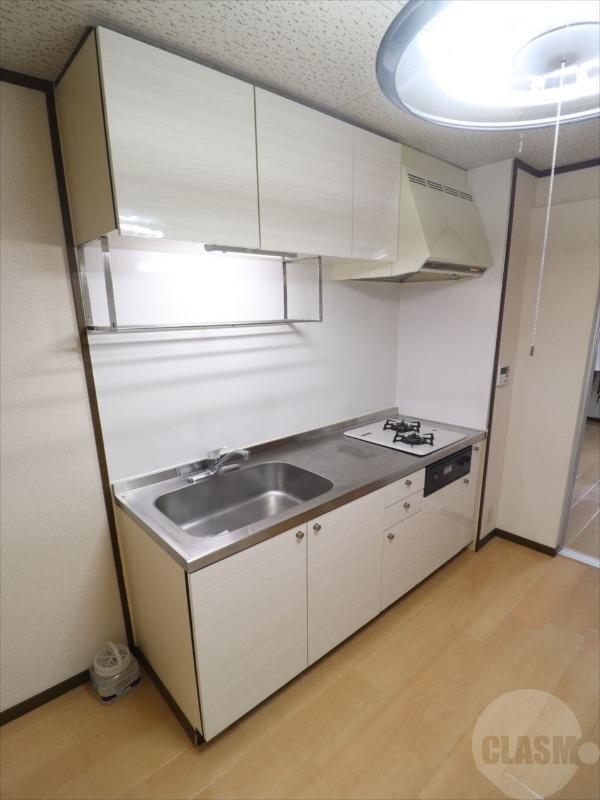 キッチン　ガス２口コンロ、グリル付きの収納豊富なキッチンです