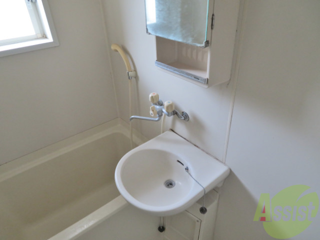 洗面設備　洗面台はバスルームに付いていました。