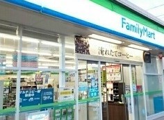 コンビニ　ファミリーマート（コンビニ）まで600m