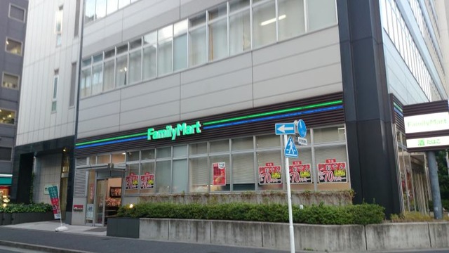 コンビニ　ファミリーマート新橋五丁目店（コンビニ）まで145m