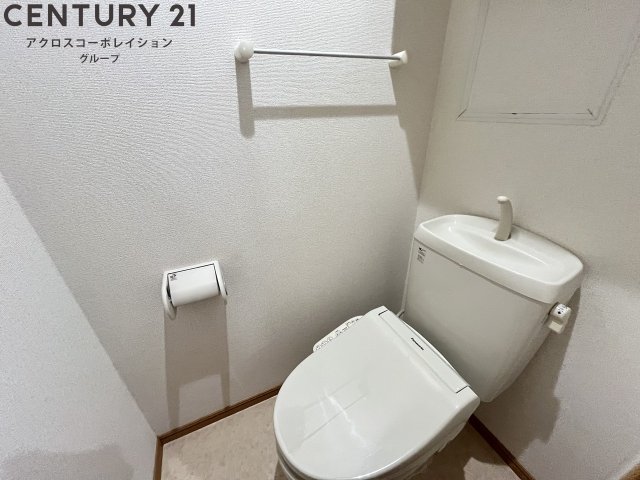 トイレ　温水洗浄便座付きのトイレです♪
