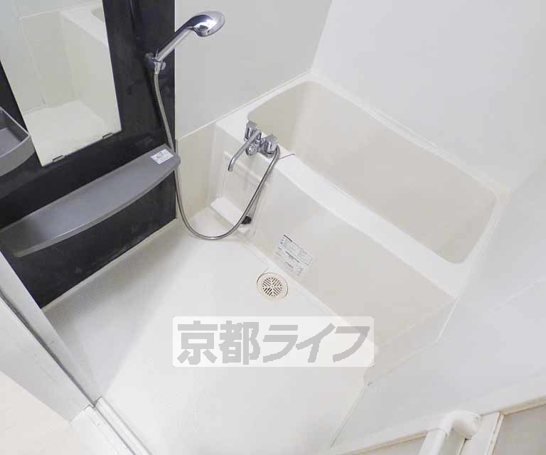 バス・シャワールーム　清潔感のあるバスルームです。