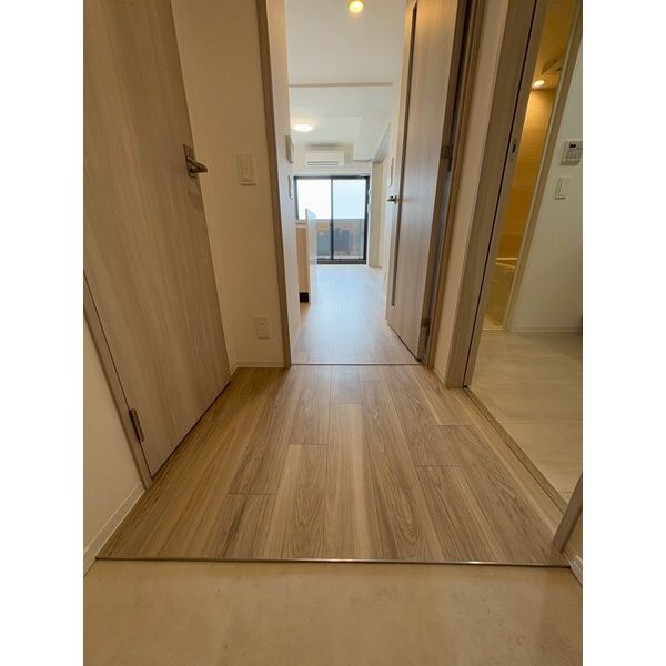 玄関　※別部屋の参考写真、現況優先※