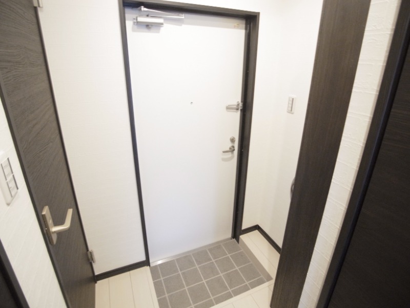 玄関　同物件別部屋写真